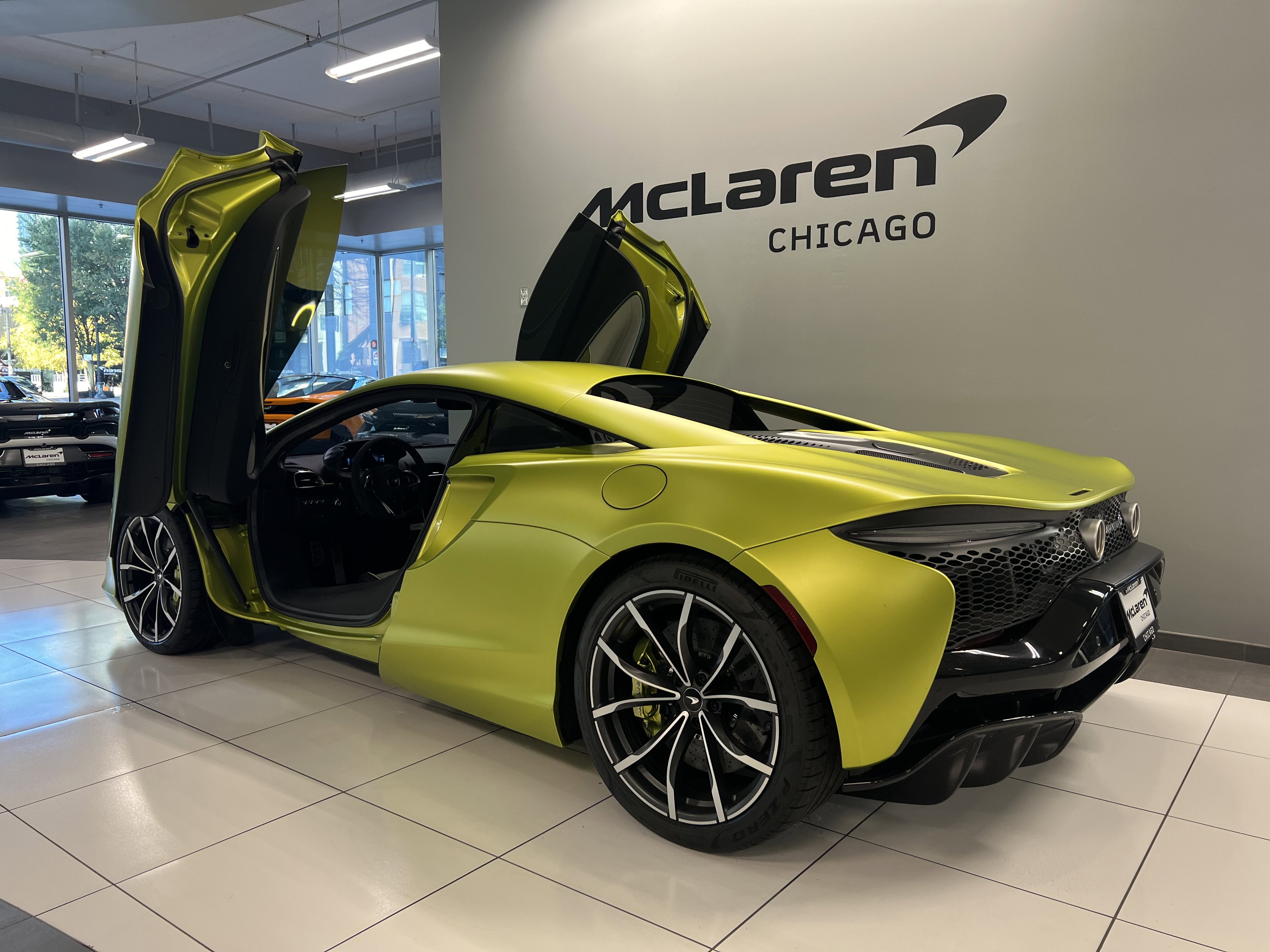 Used 2023 McLaren Artura image 10