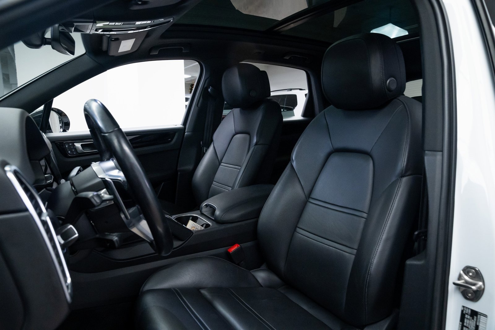 Used 2022 Porsche Cayenne Base w/ Premium Package image 18