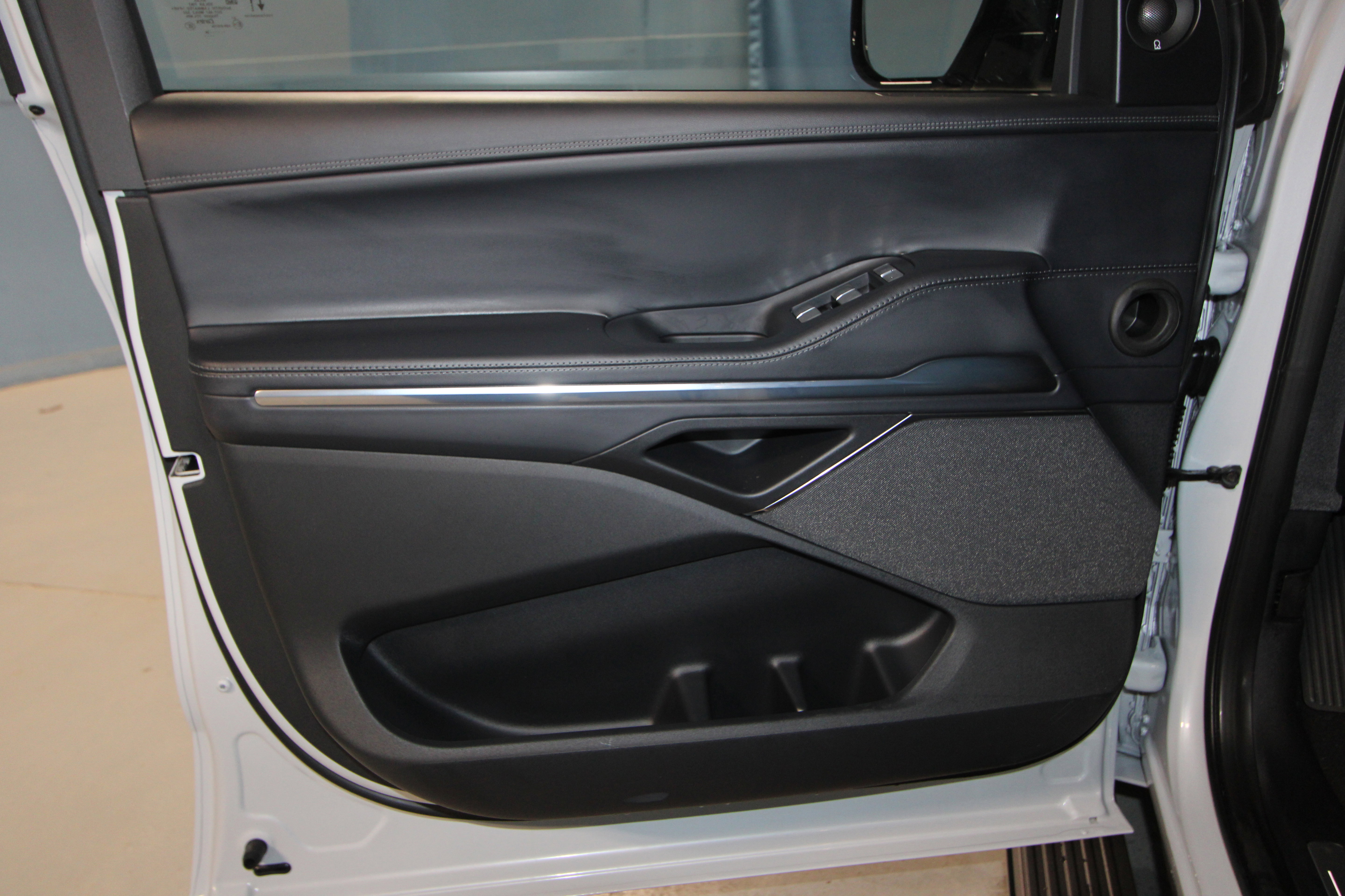 New 2026 Lincoln Navigator L Reserve w/ Jet Appearance Package image 4