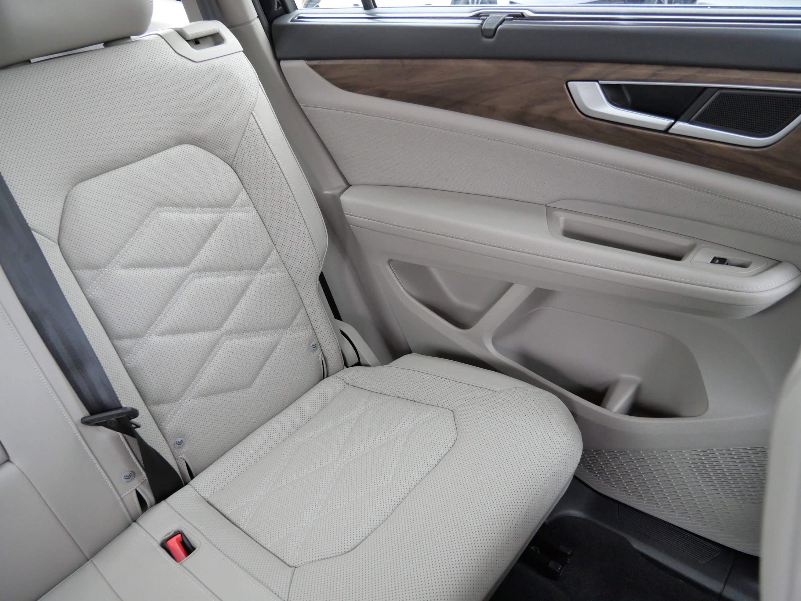 Certified 2025 Volkswagen Atlas SE image 13