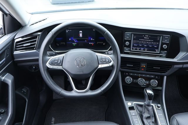 Certified 2022 Volkswagen Jetta SE w/ Panoramic Sunroof Package image 16