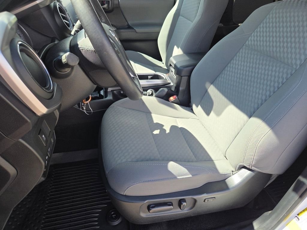 Used 2022 Toyota Tacoma SR5 w/ Technology Package image 5