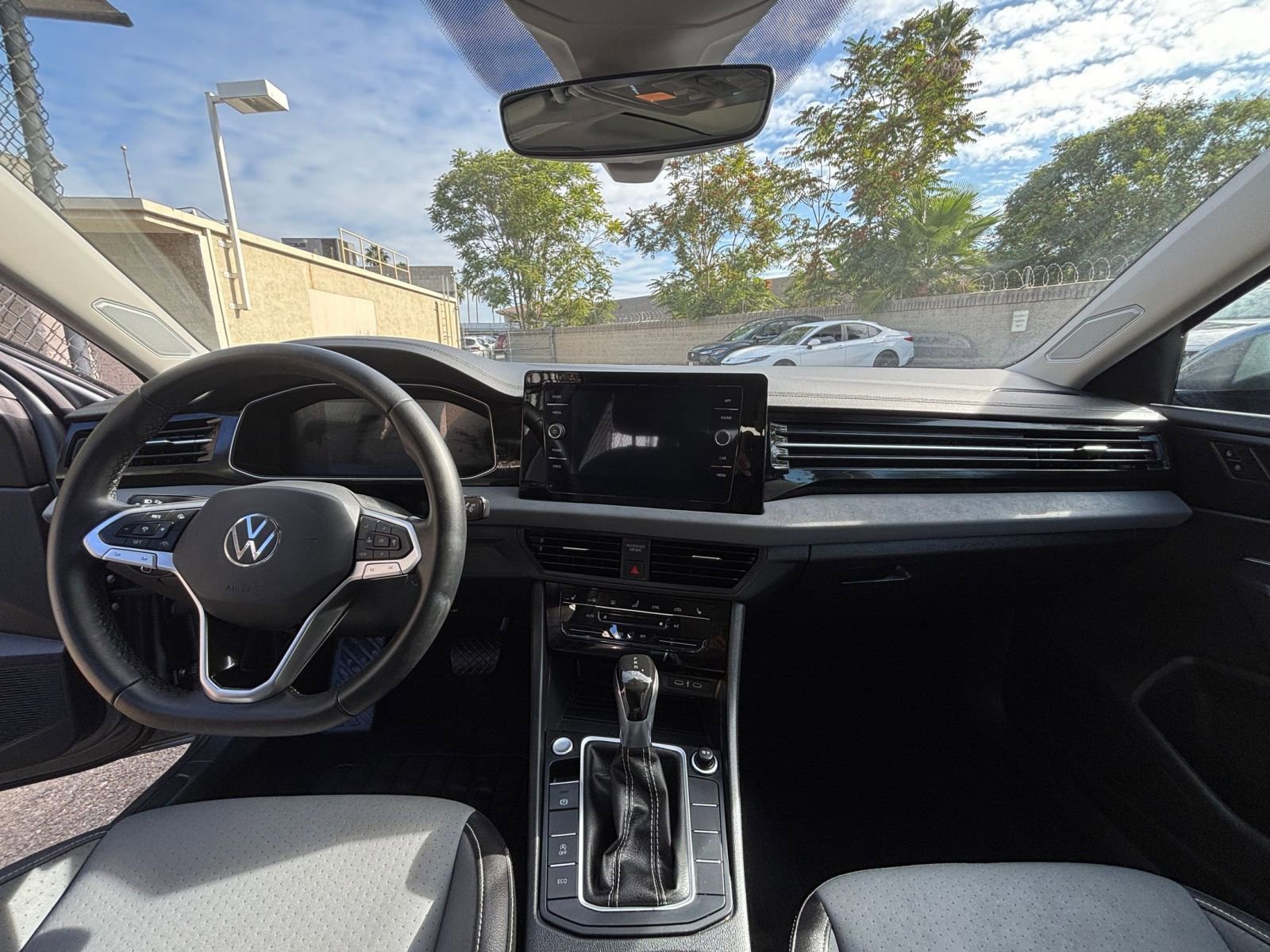 Used 2025 Volkswagen Jetta SE image 33