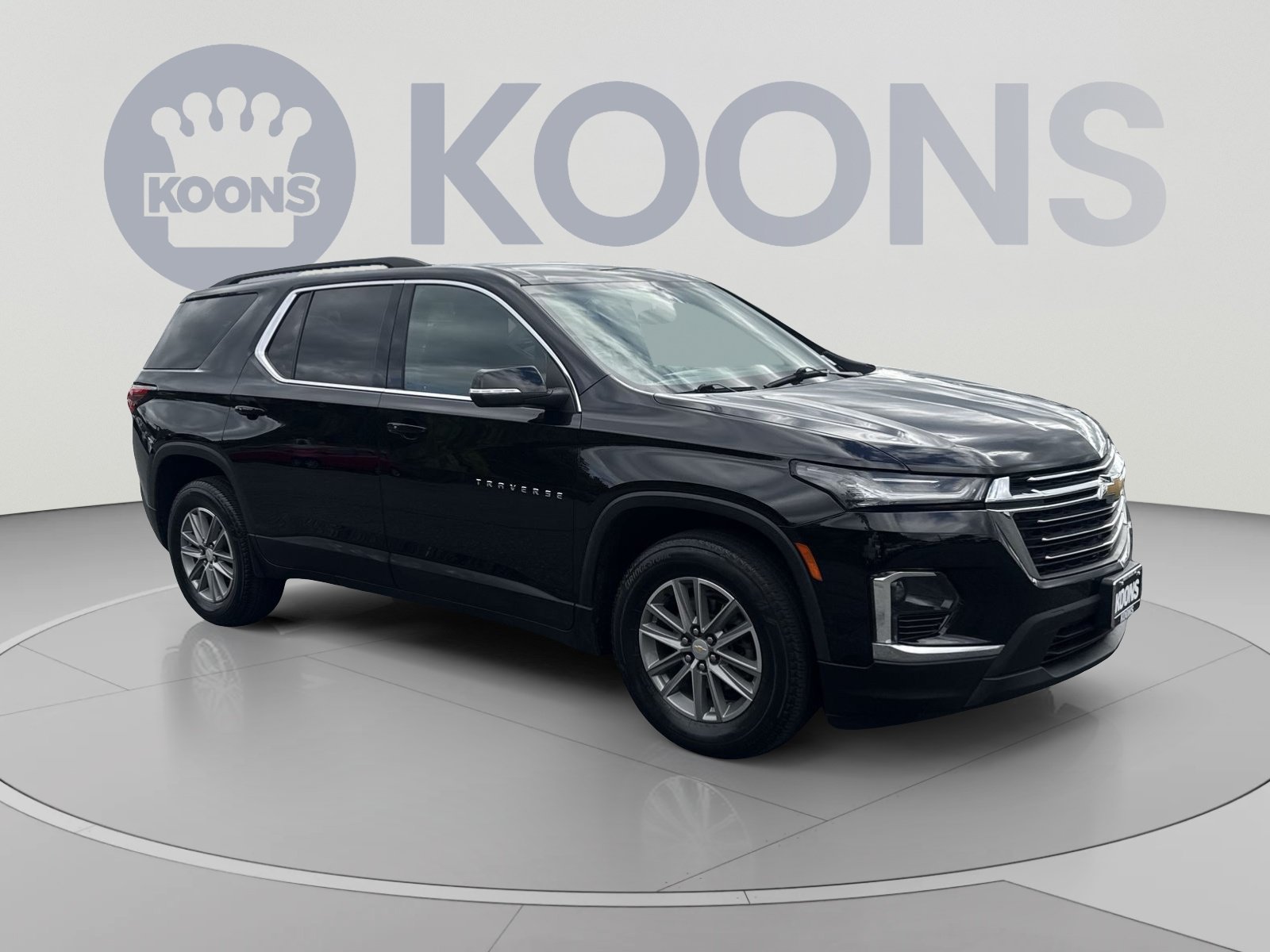 Used 2023 Chevrolet Traverse LT FWD image 2