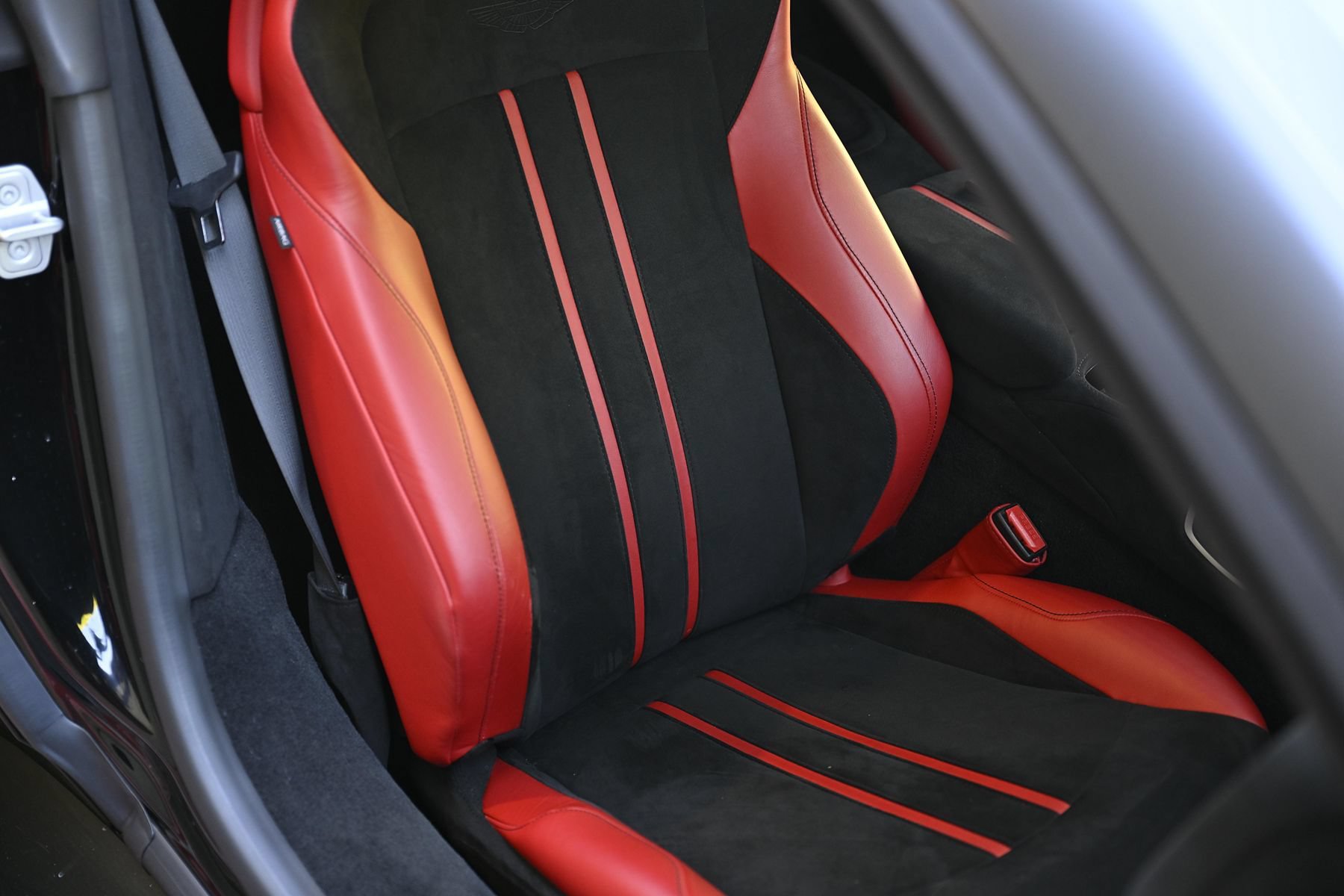 Used 2020 Aston Martin V8 Vantage Coupe RWD image 26