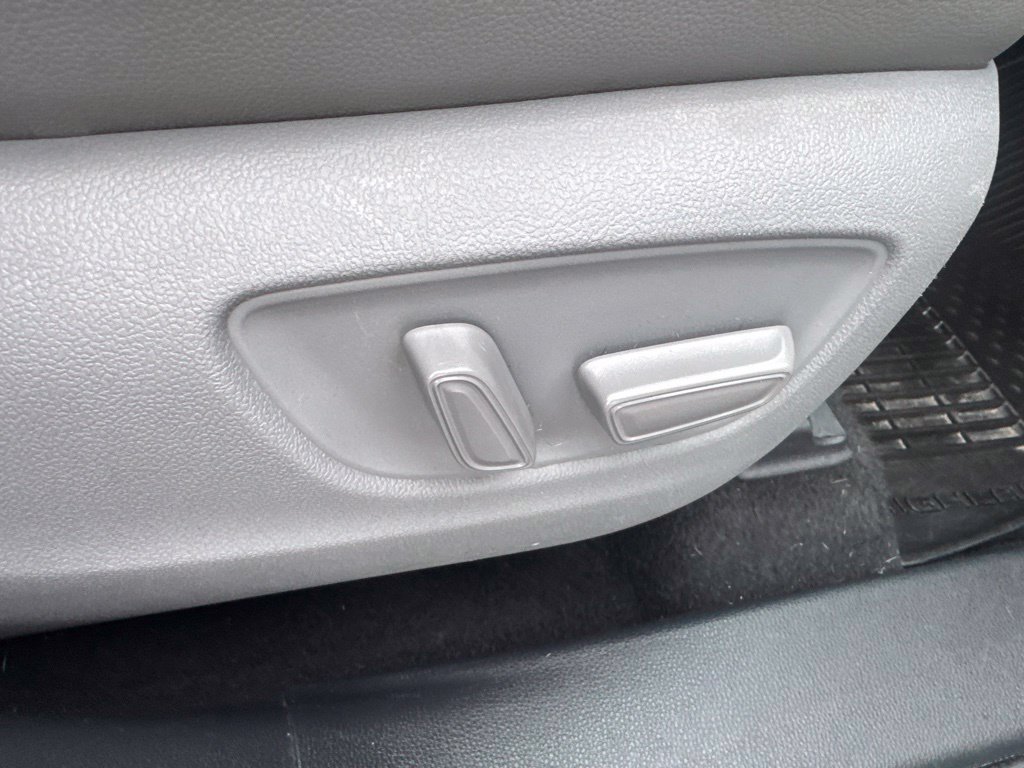 Used 2021 Toyota Highlander XLE AWD/4WD image 38