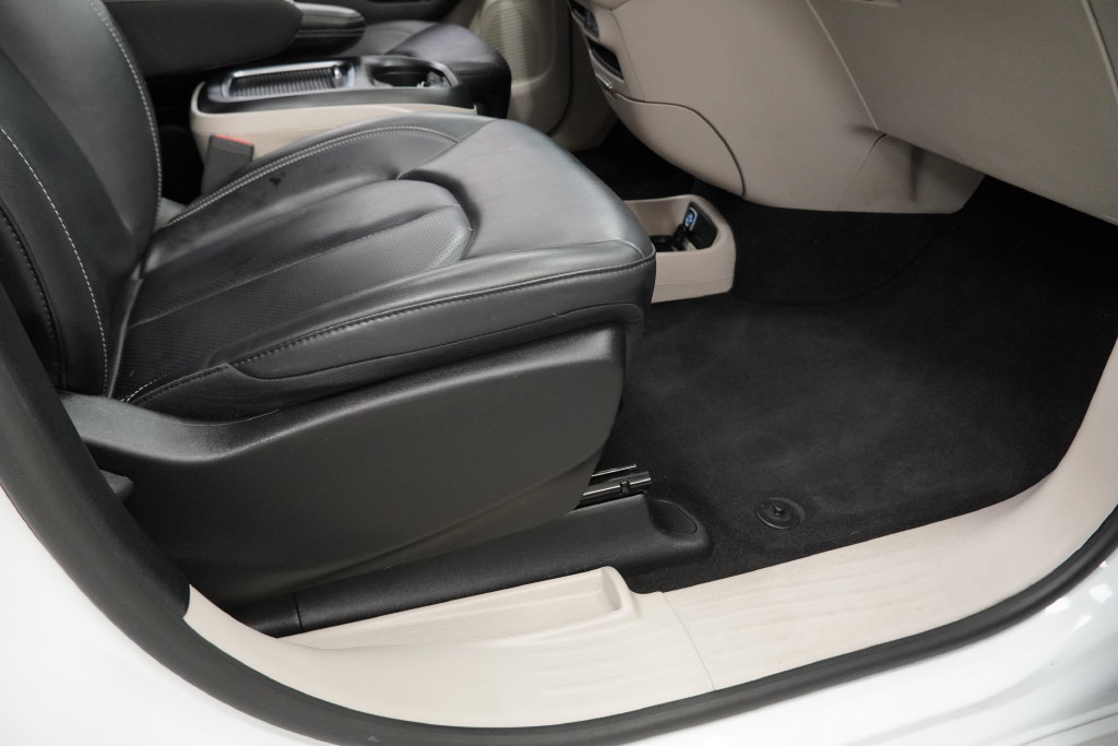 Used 2024 Chrysler Pacifica Limited FWD image 42