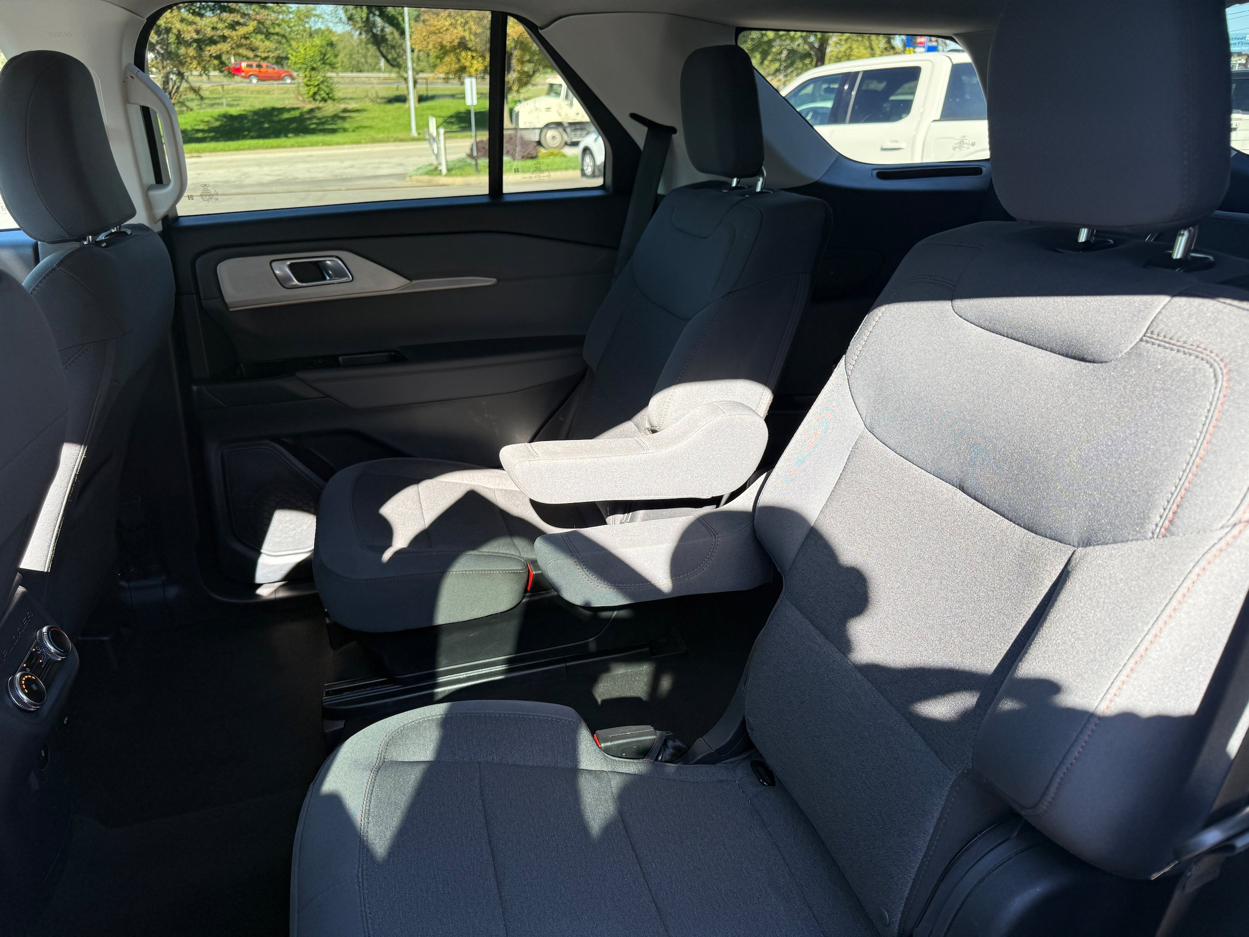 Used 2025 Ford Explorer Active AWD/4WD image 24