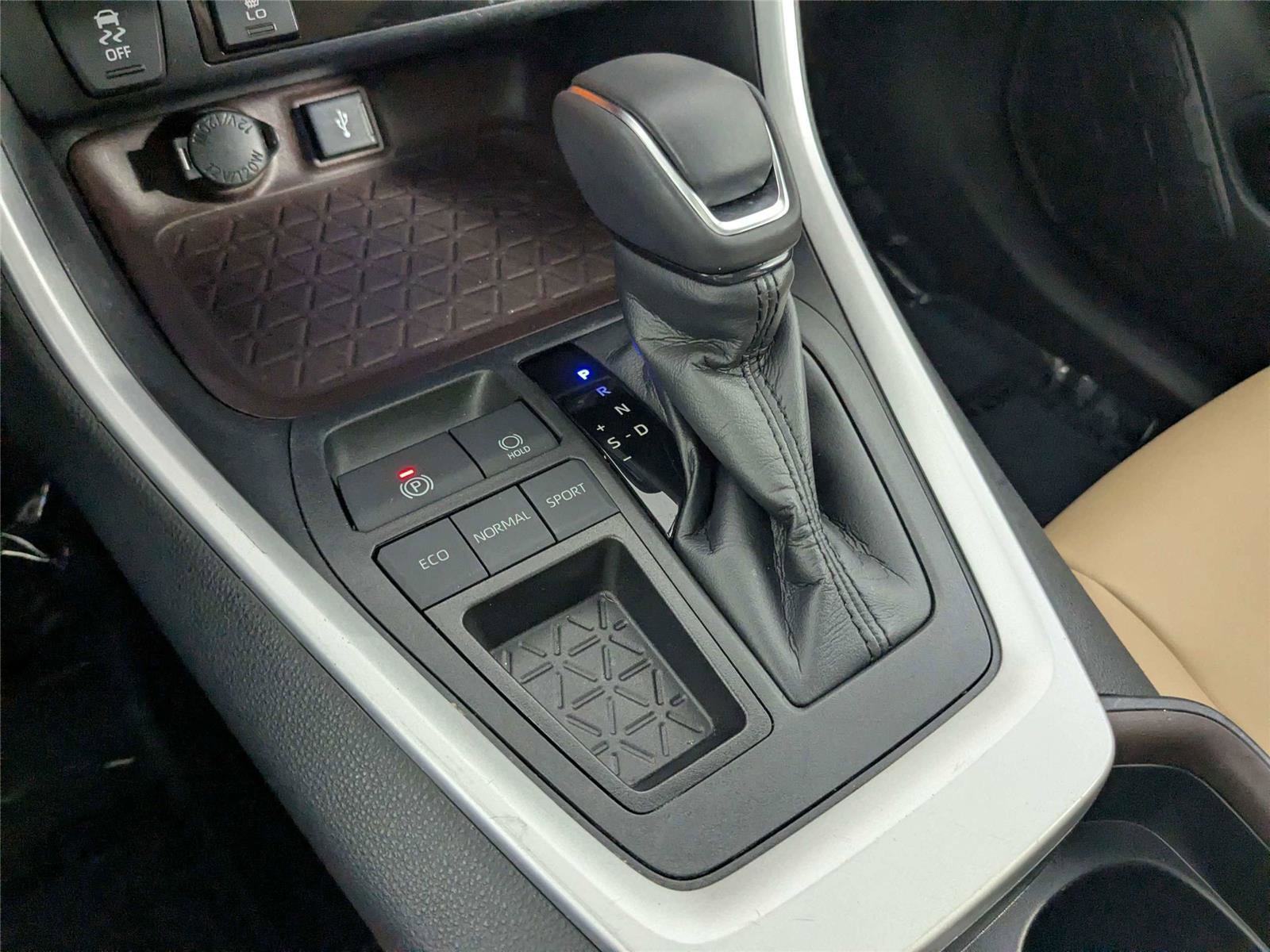 Used 2020 Toyota RAV4 Limited FWD image 29