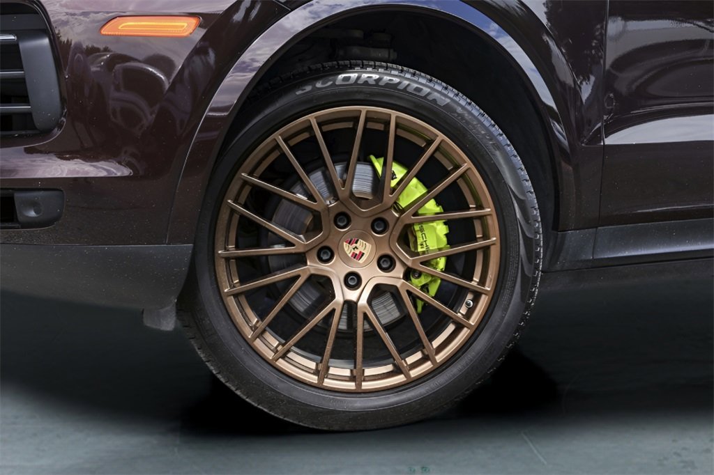 Used 2022 Porsche Cayenne Platinum Edition image 3