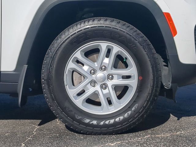 Certified 2023 Jeep Grand Cherokee Laredo image 11