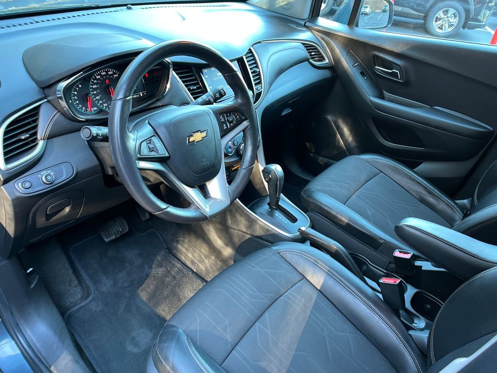 Used 2022 Chevrolet Trax LT w/ LT Convenience Package image 10
