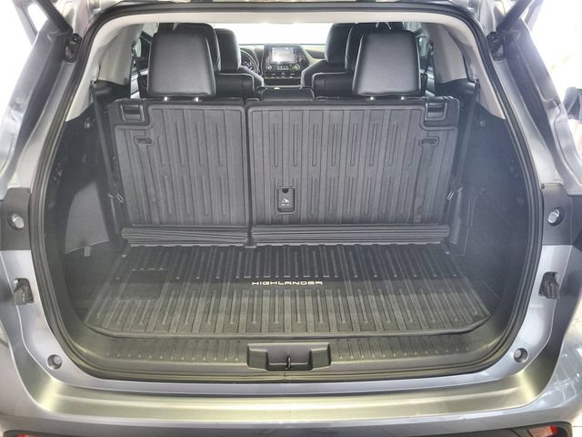 Used 2021 Toyota Highlander XLE AWD/4WD image 25