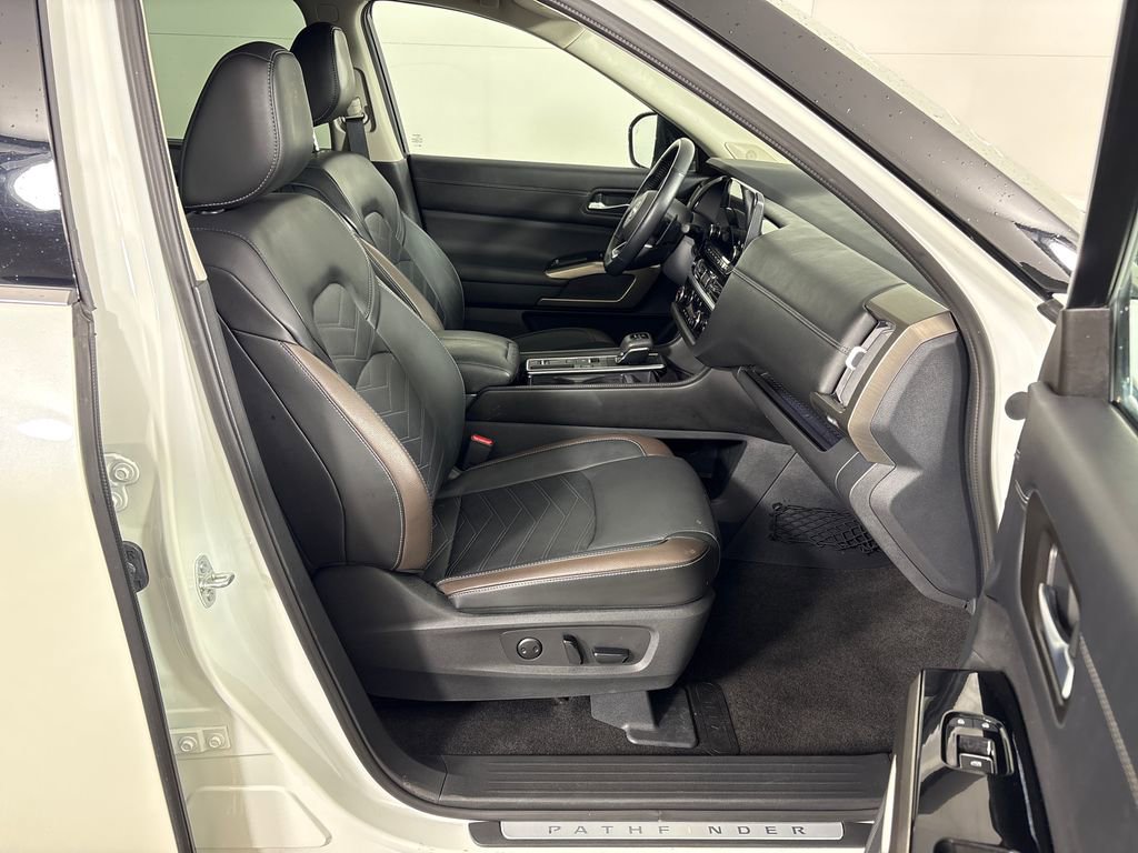 Used 2024 Nissan Pathfinder Platinum FWD image 6