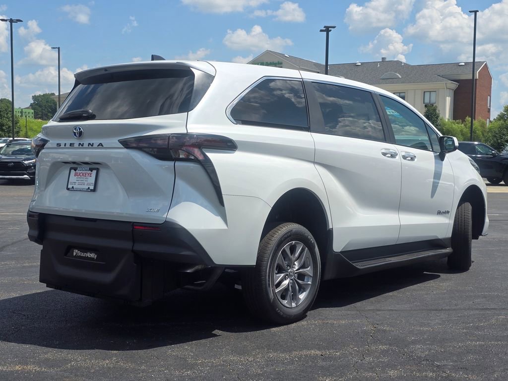 Used 2025 Toyota Sienna XLE image 18