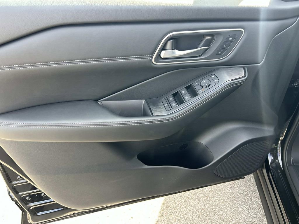 New 2026 Nissan Rogue Platinum AWD/4WD image 17
