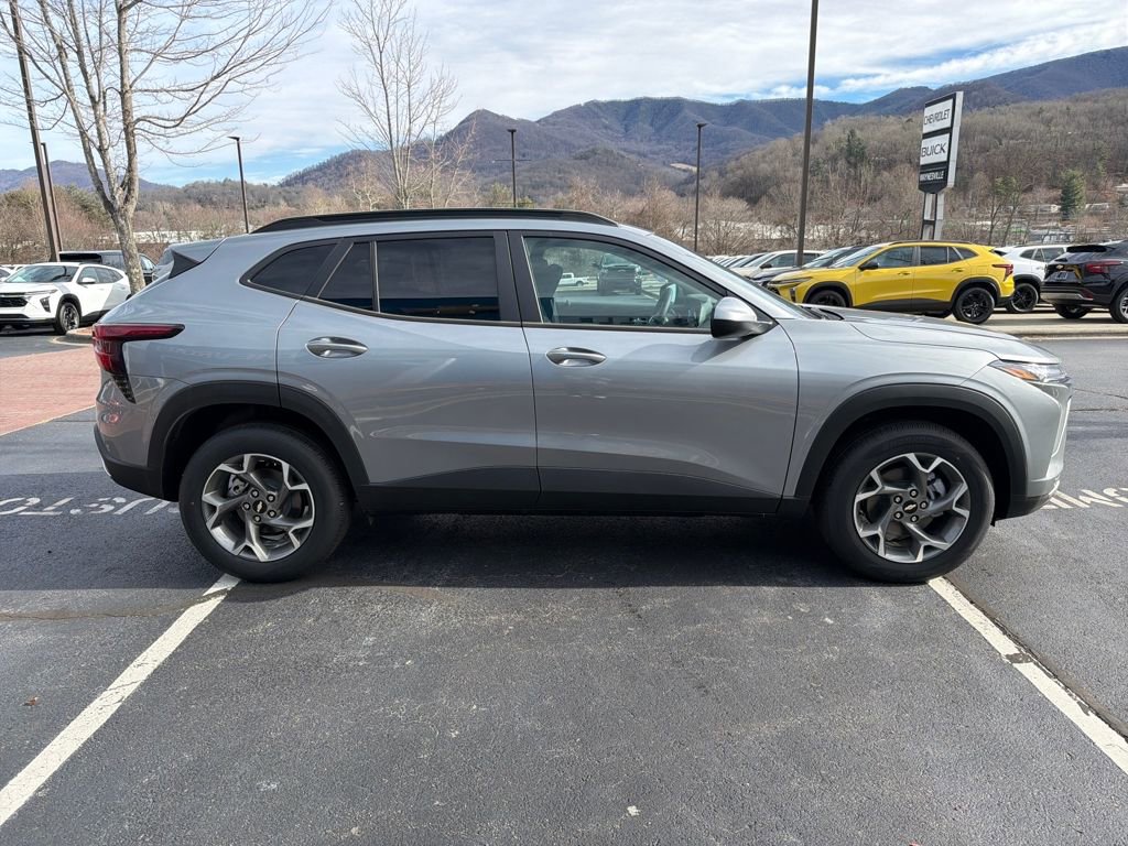 New 2025 Chevrolet Trax LT w/ LT Convenience Package image 2