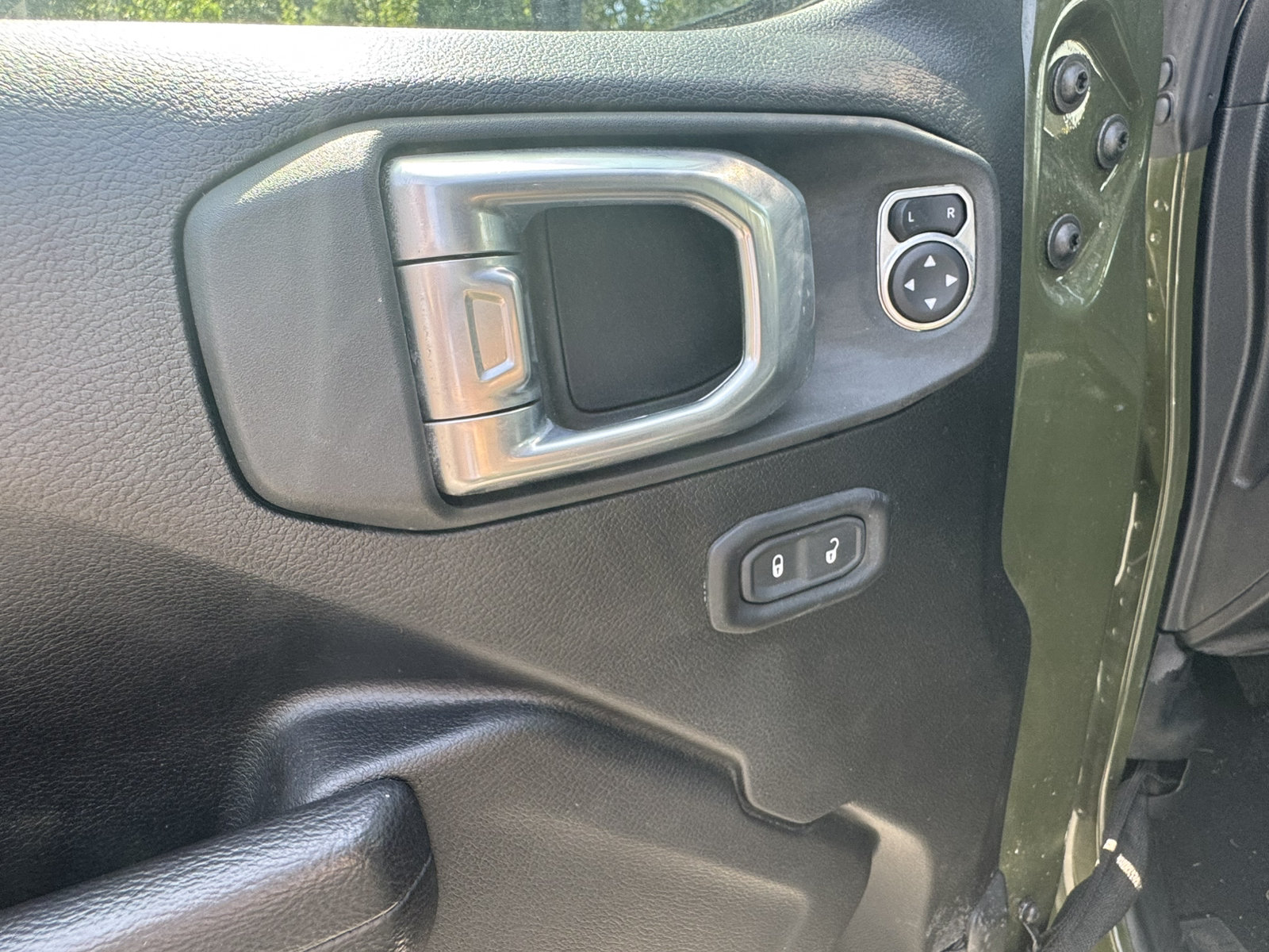 Used 2022 Jeep Wrangler Unlimited Rubicon AWD/4WD image 11
