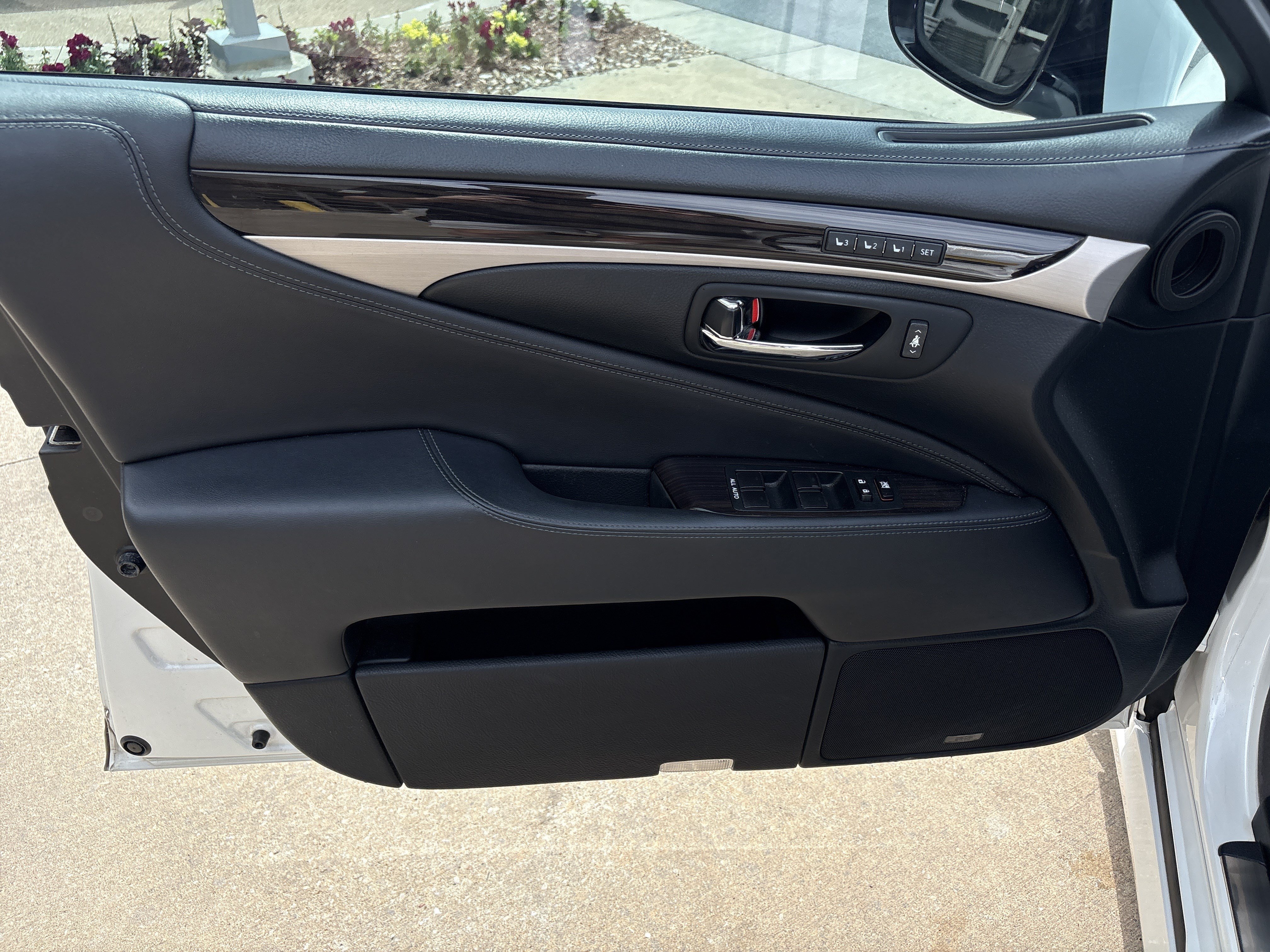 Used 2013 Lexus LS 460 AWD w/ Comfort Pkg image 14