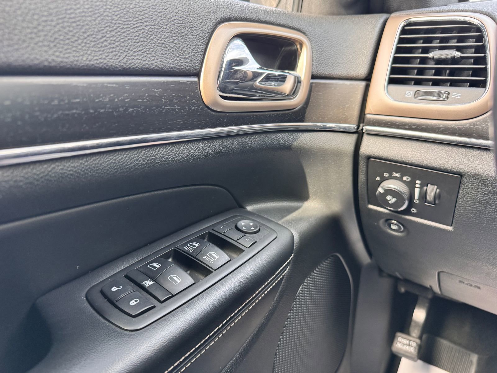 Used 2015 Jeep Grand Cherokee Limited w/ Luxury Group II image 14