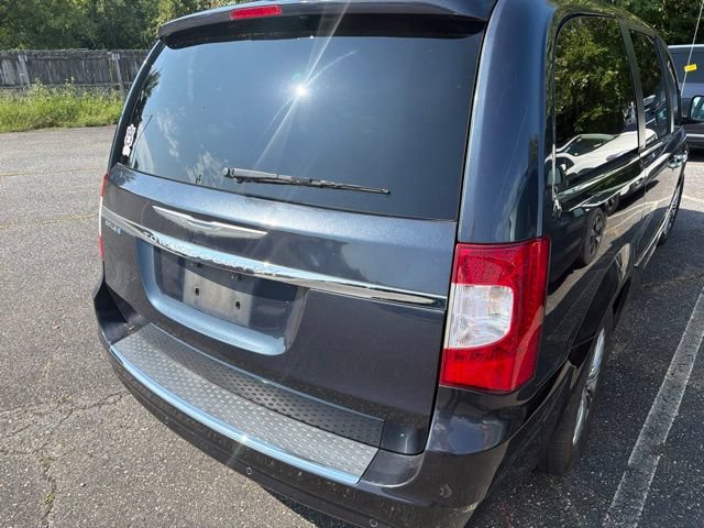 Used 2014 Chrysler Town & Country Touring-L w/ Driver Convenience Group FWD image 5
