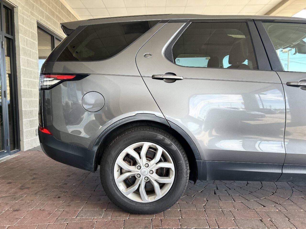 Used 2018 Land Rover Discovery SE AWD/4WD image 19