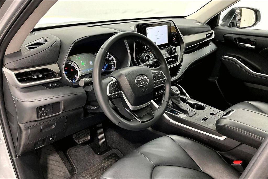 Used 2024 Toyota Highlander XLE image 16