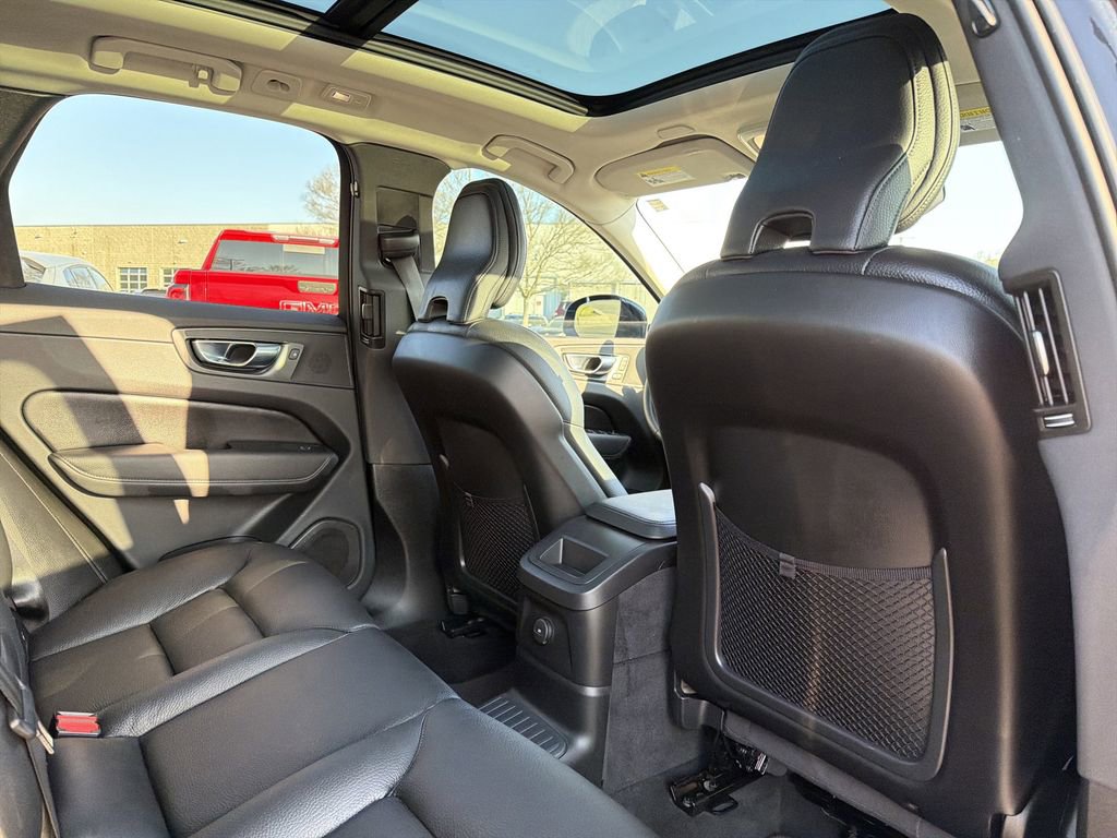 Used 2022 Volvo XC60 T8 Inscription image 17
