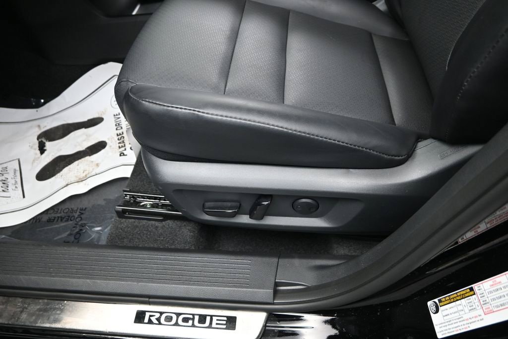 Certified 2026 Nissan Rogue Dark Armor FWD image 16