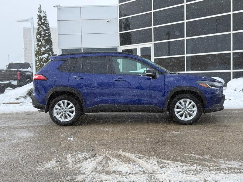 Used 2025 Toyota Corolla Cross LE image 2