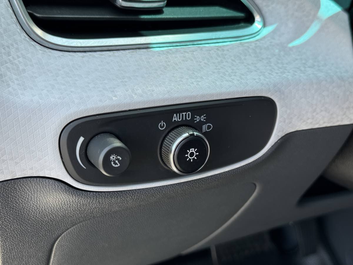 Used 2019 Chevrolet Bolt Premier w/ Infotainment Package FWD image 25