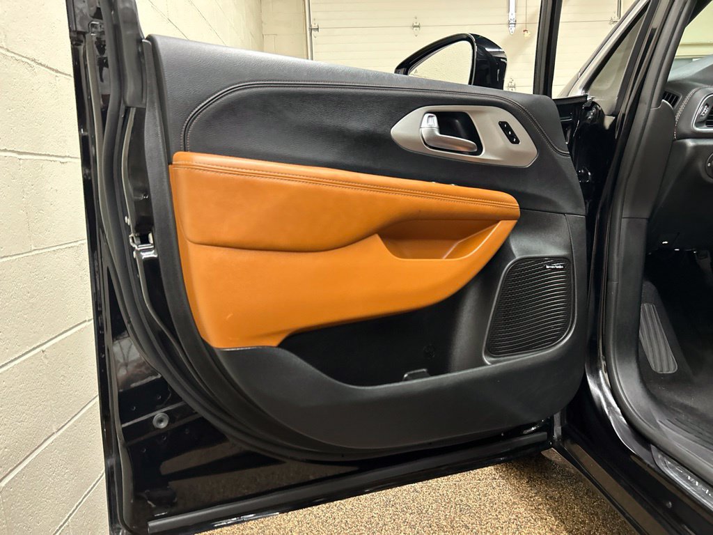 Used 2025 Chrysler Pacifica Pinnacle FWD image 17