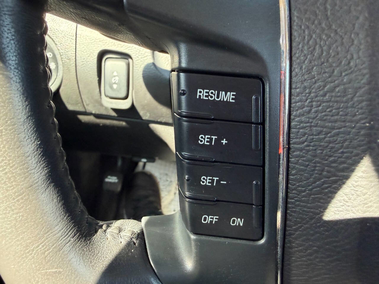 Used 2010 Ford Taurus SEL image 18