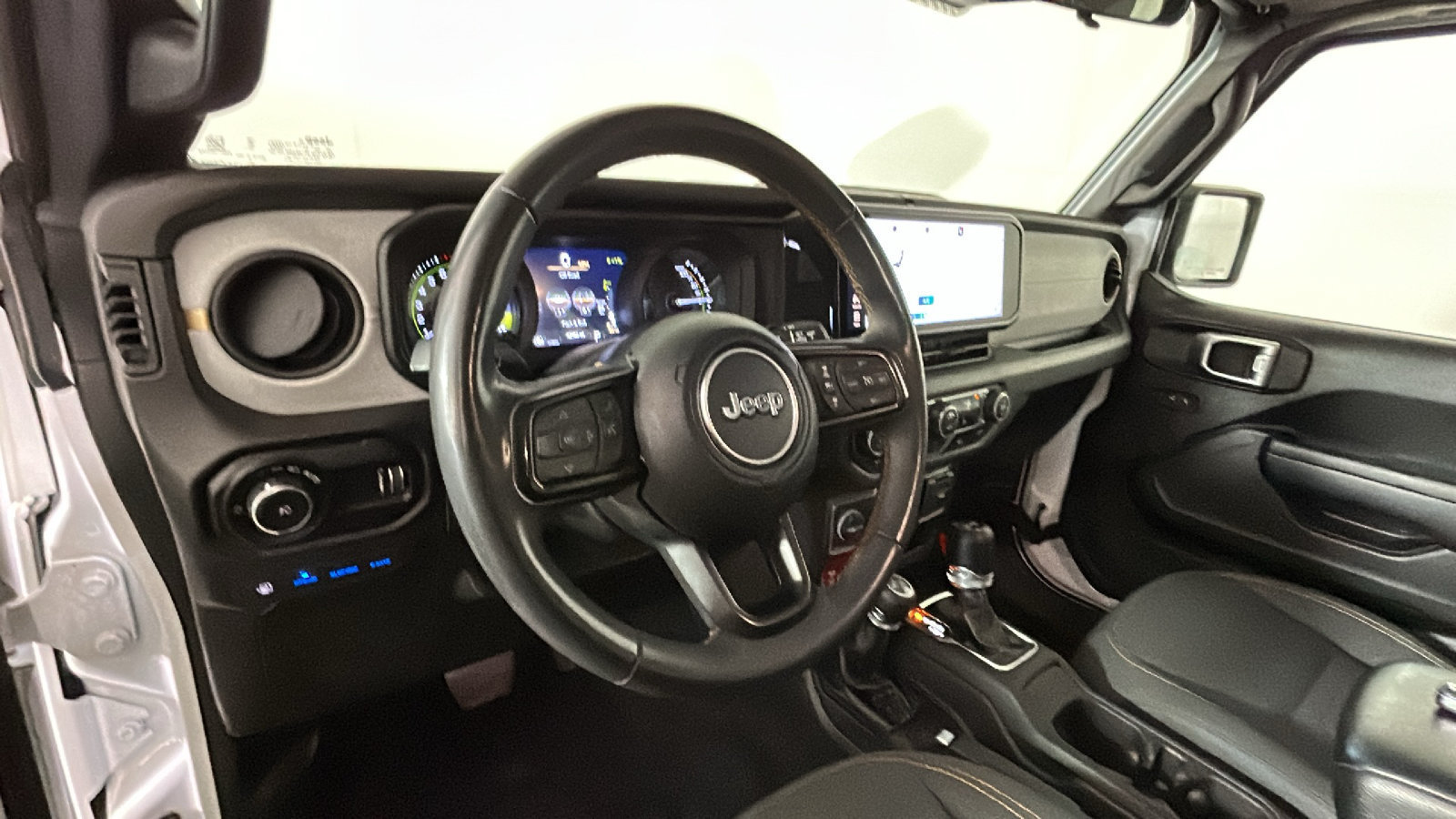 Used 2024 Jeep Wrangler Unlimited AWD/4WD image 16