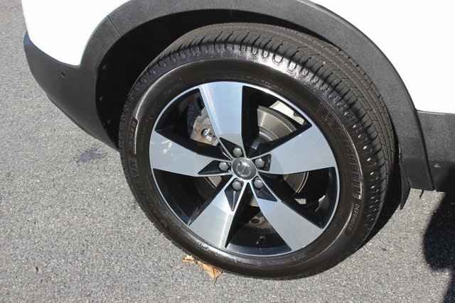 Used 2019 Volvo XC40 T5 Momentum image 35