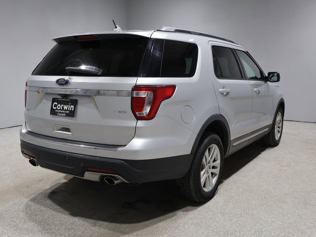 Used 2018 Ford Explorer XLT image 2