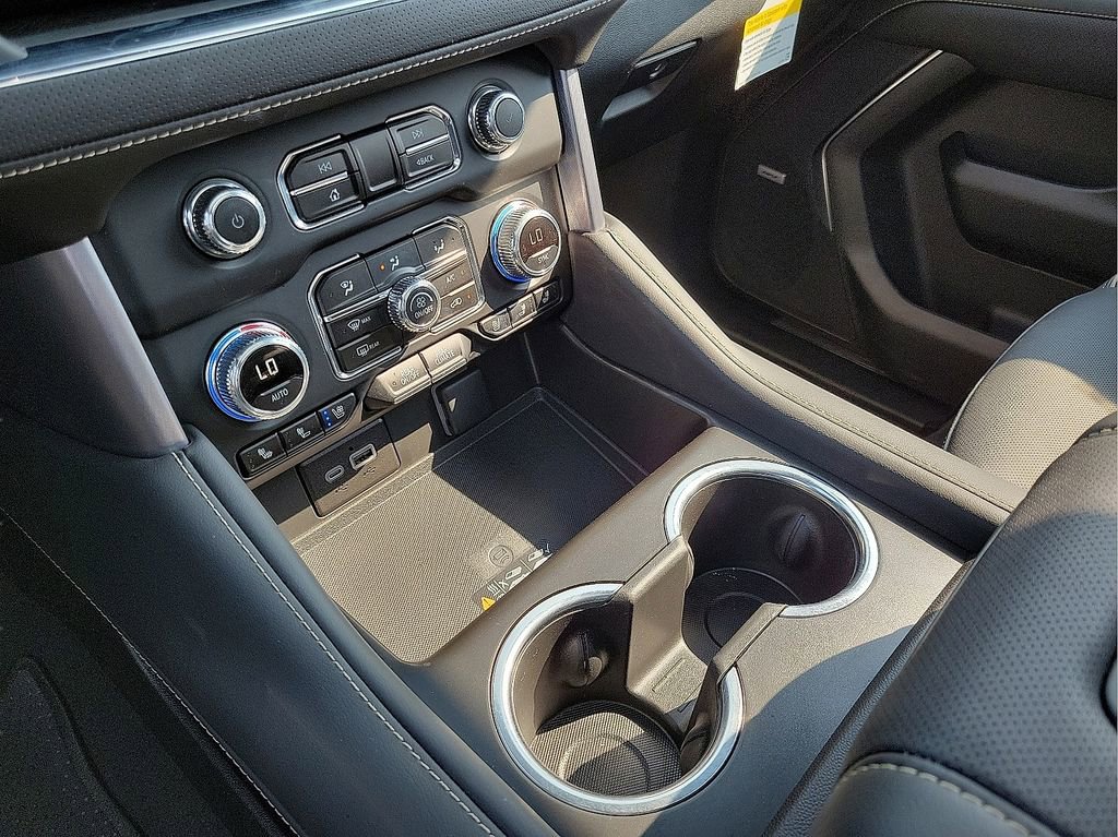 Used 2024 GMC Yukon XL SLT w/ SLT Premium Package image 5