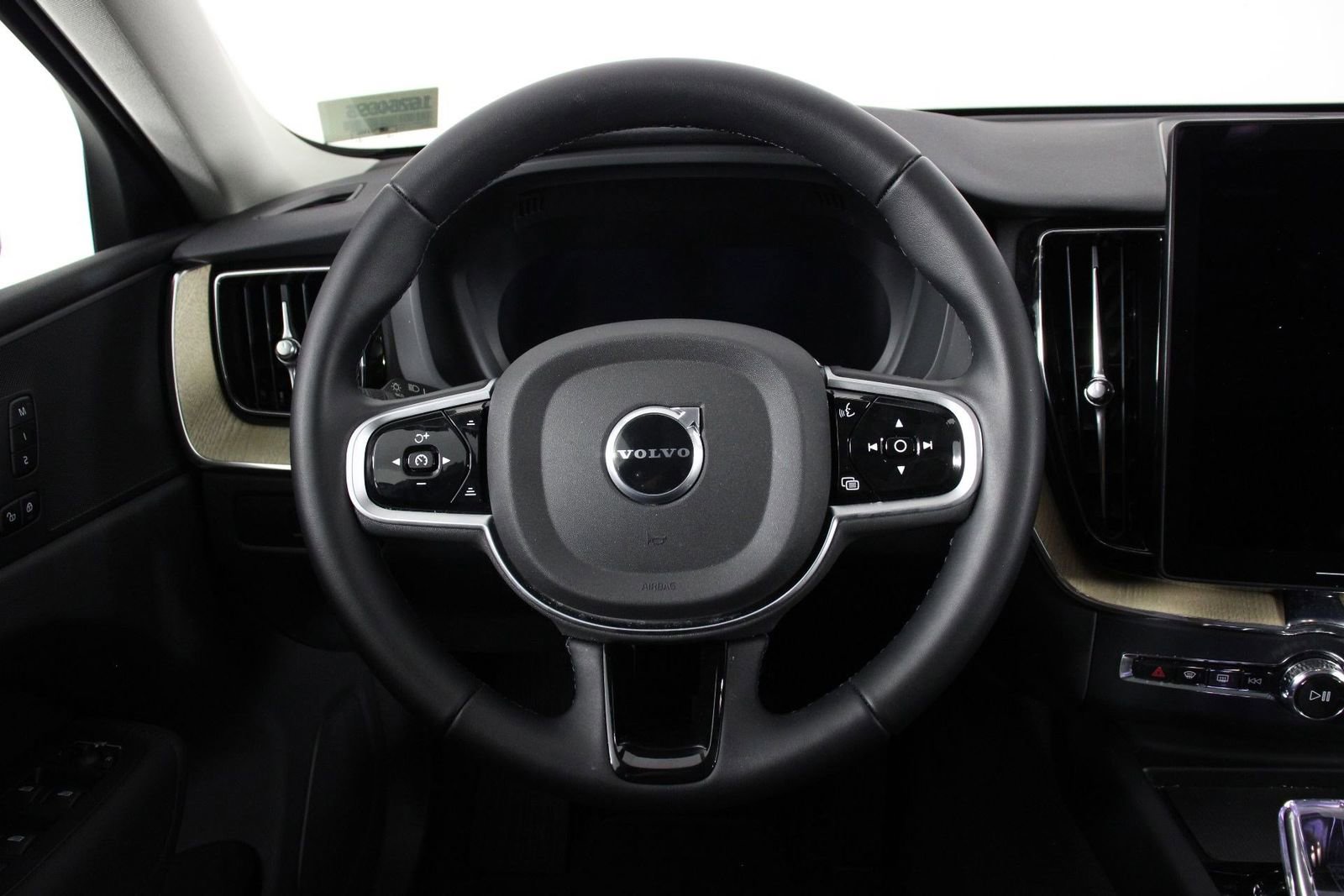 Certified 2026 Volvo XC60 B5 Plus AWD/4WD image 8