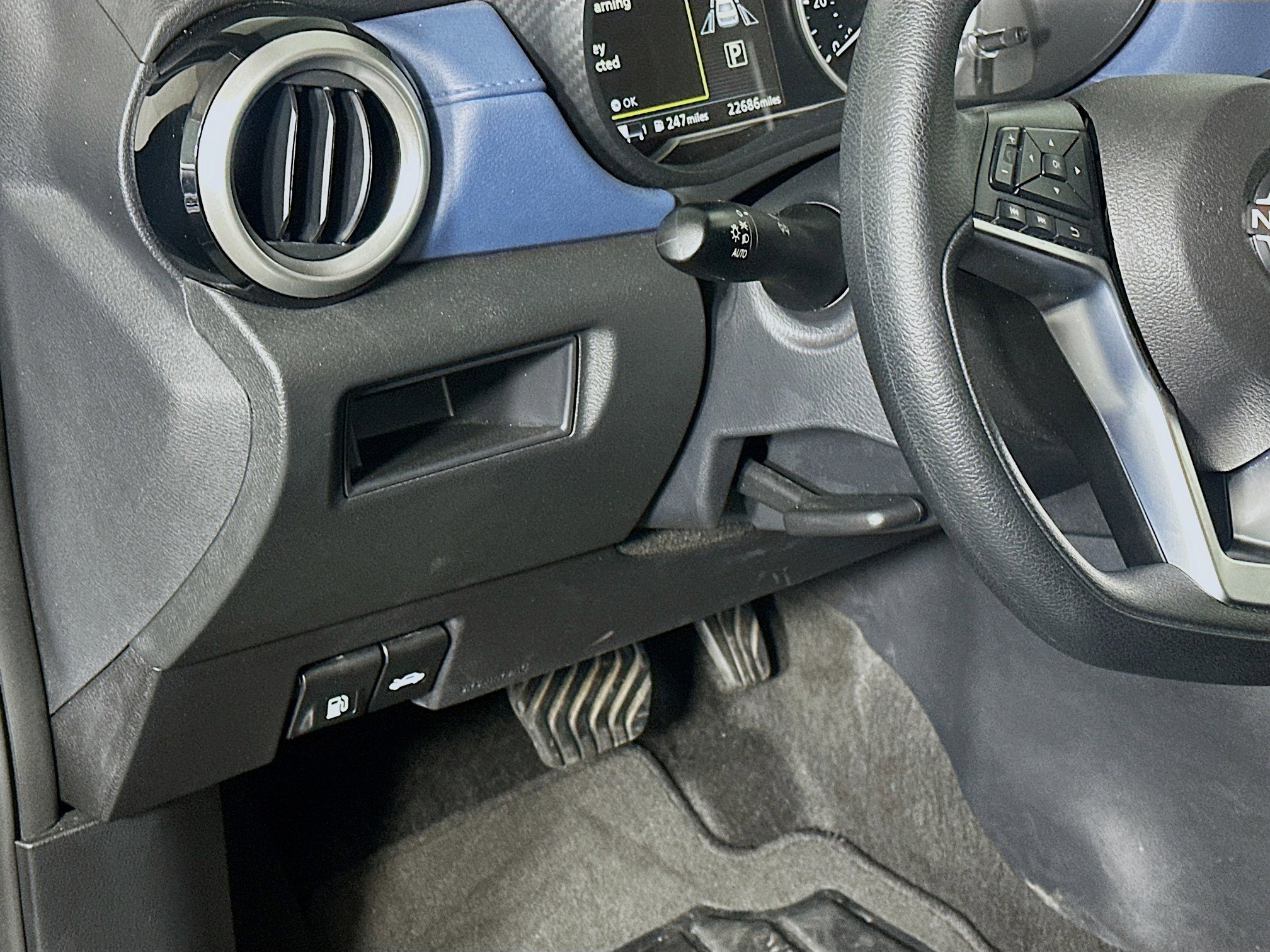 Used 2025 Nissan Versa SV image 17