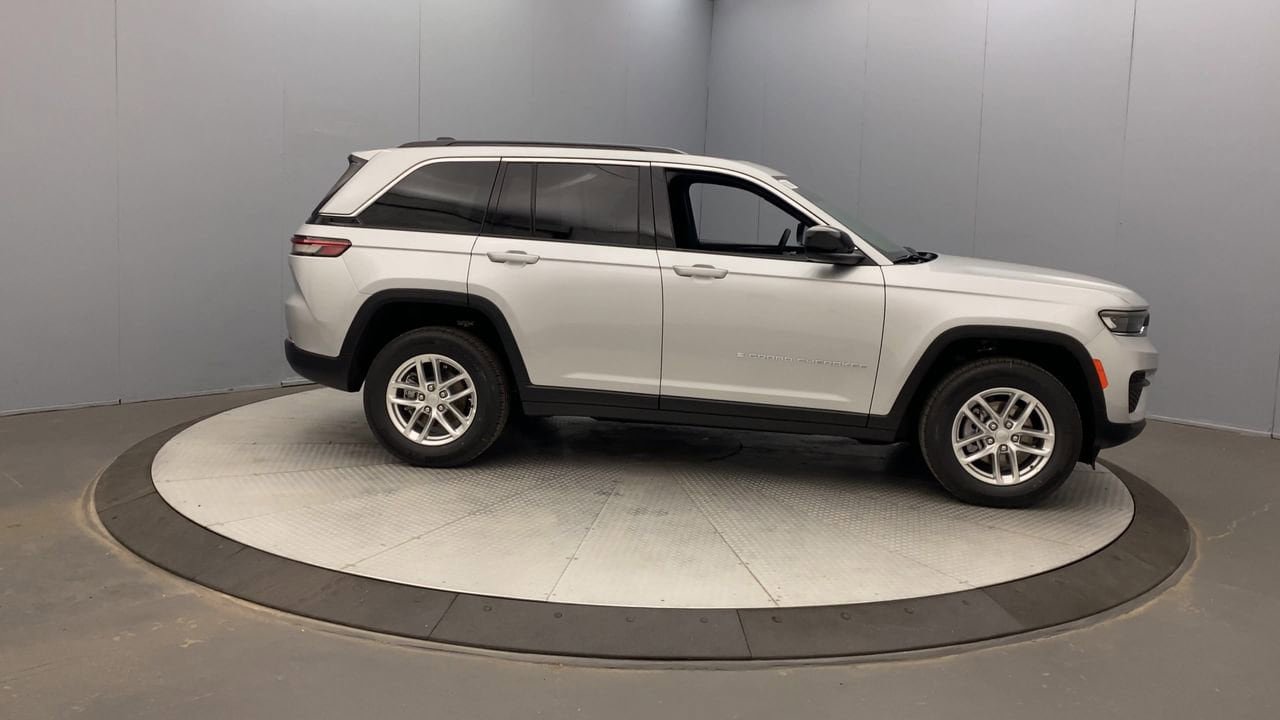 New 2025 Jeep Grand Cherokee Laredo X w/ Luxury Tech Group I AWD/4WD image 6