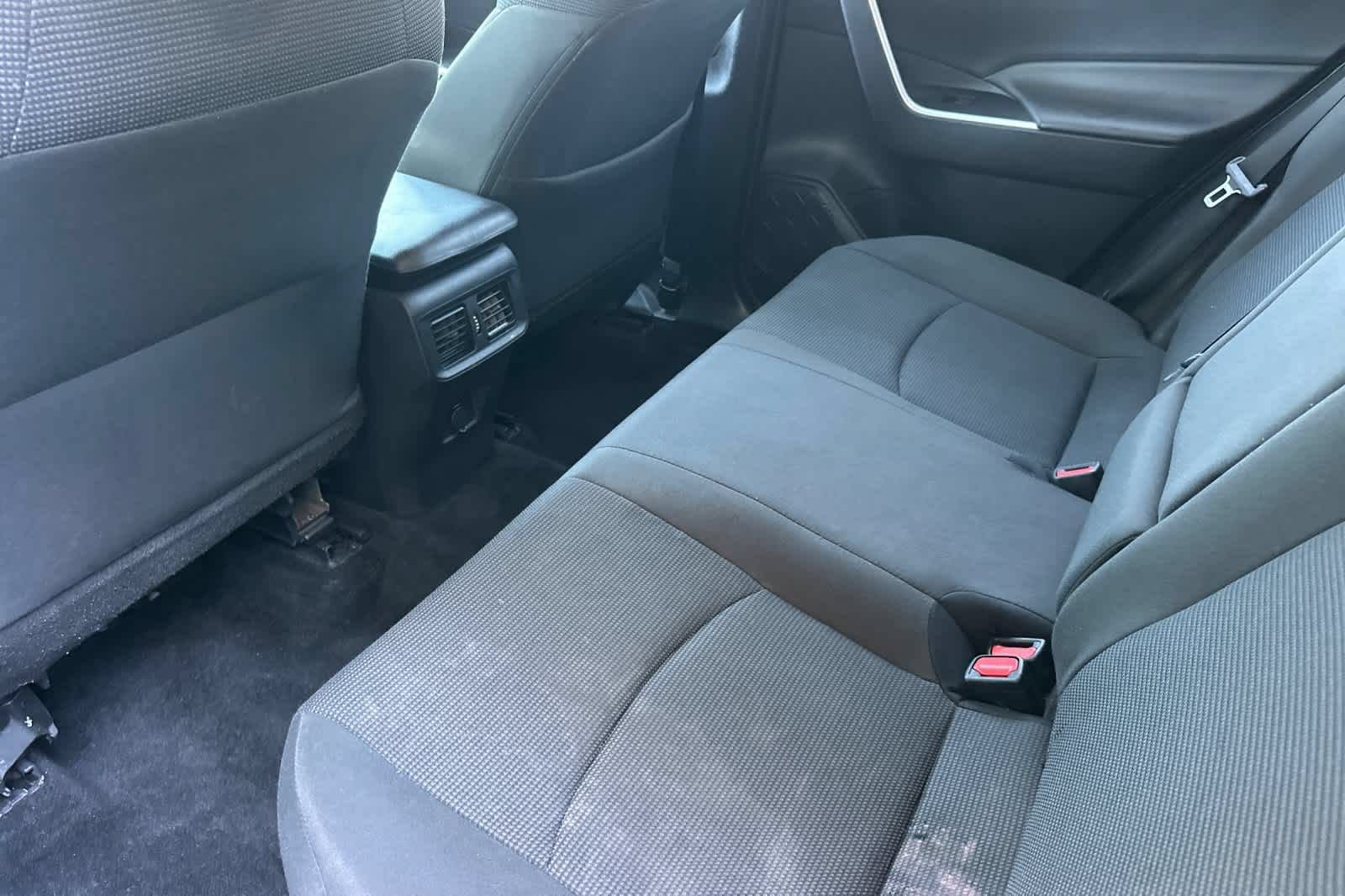 Used 2021 Toyota RAV4 LE AWD/4WD image 4