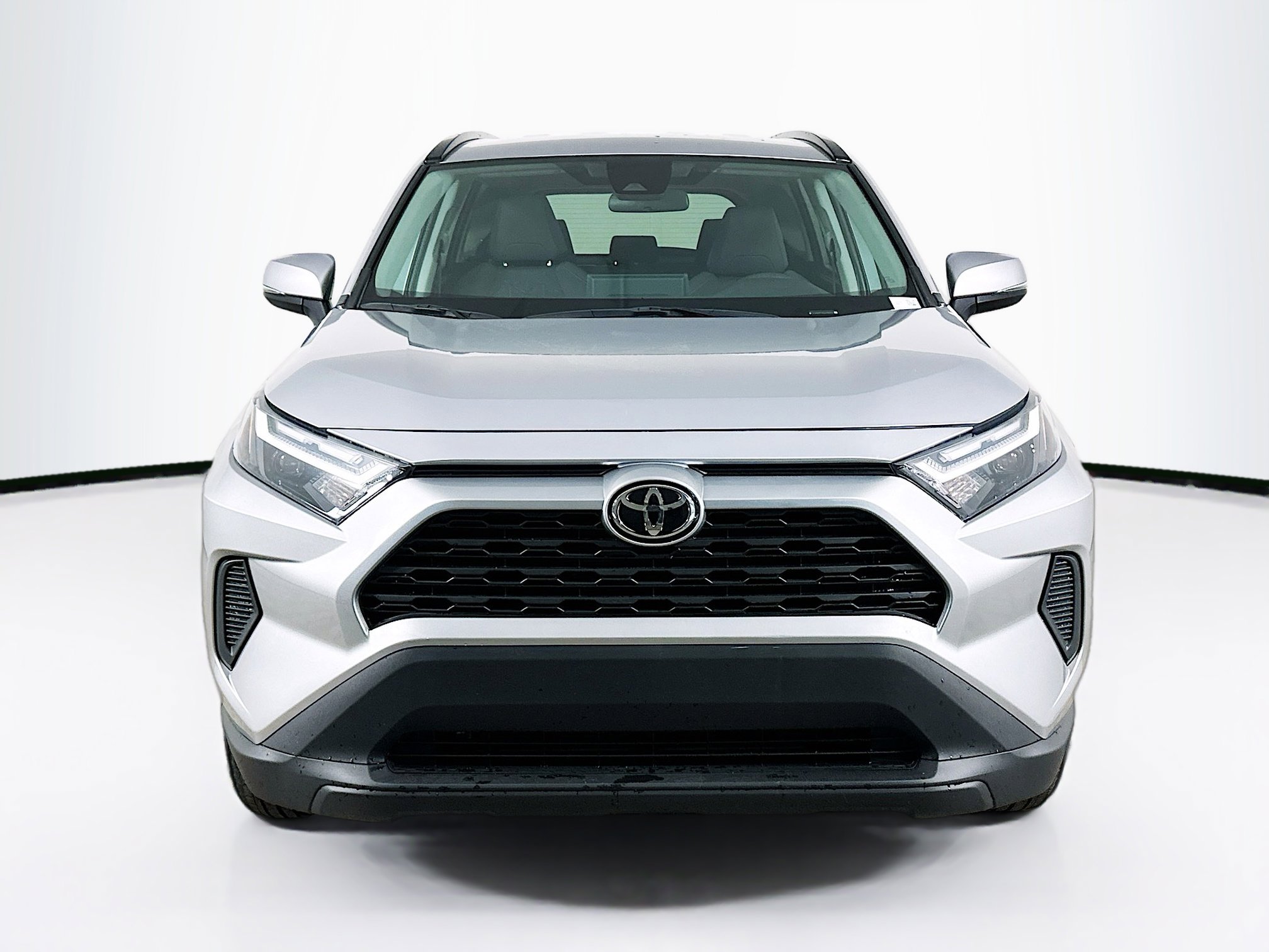 Used 2025 Toyota RAV4 XLE AWD/4WD image 2