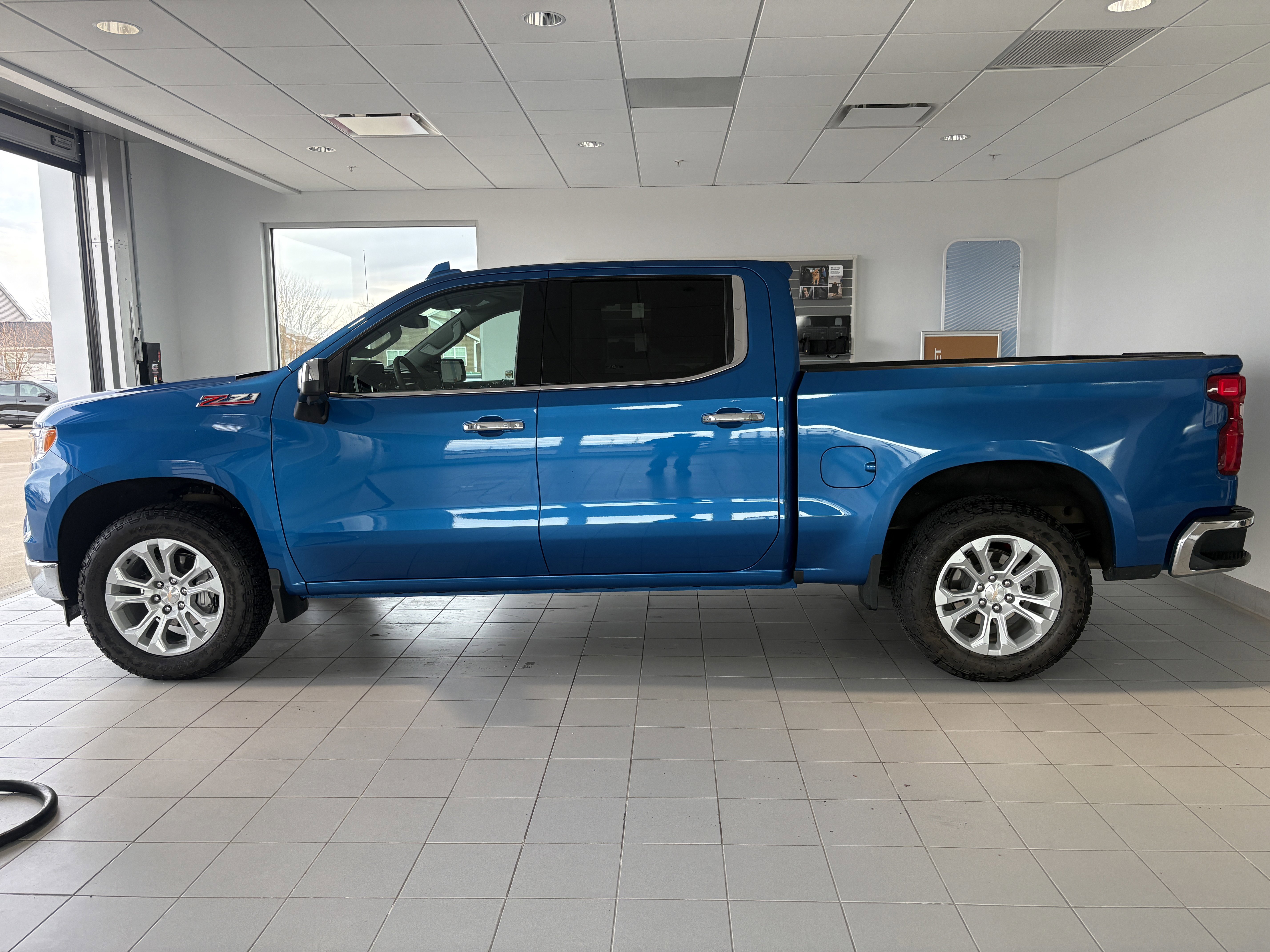 Used 2022 Chevrolet Silverado 1500 LTZ image 2