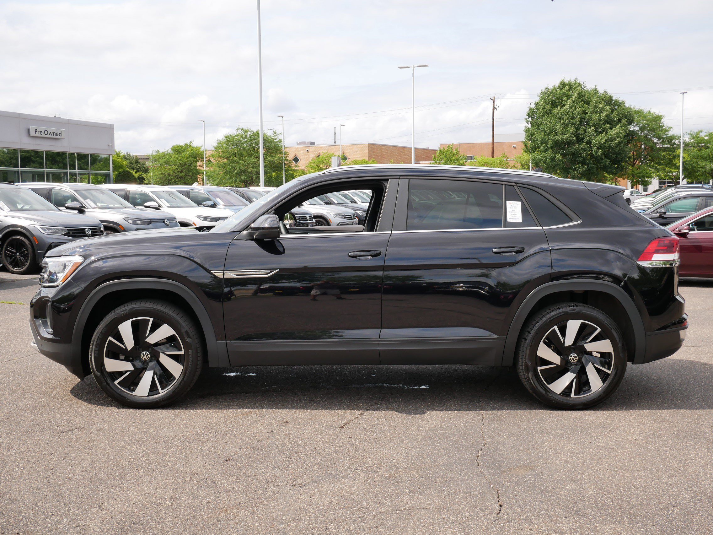 Used 2024 Volkswagen Atlas Cross Sport SE w/ Panoramic Sunroof Package AWD/4WD image 4