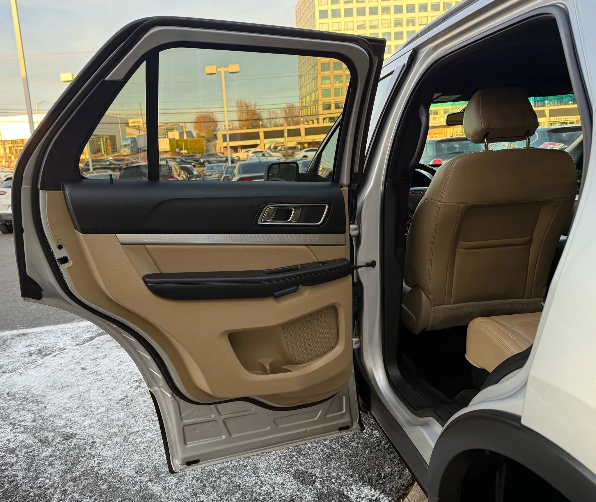 Used 2016 Ford Explorer XLT w/ Equipment Group 202A image 29