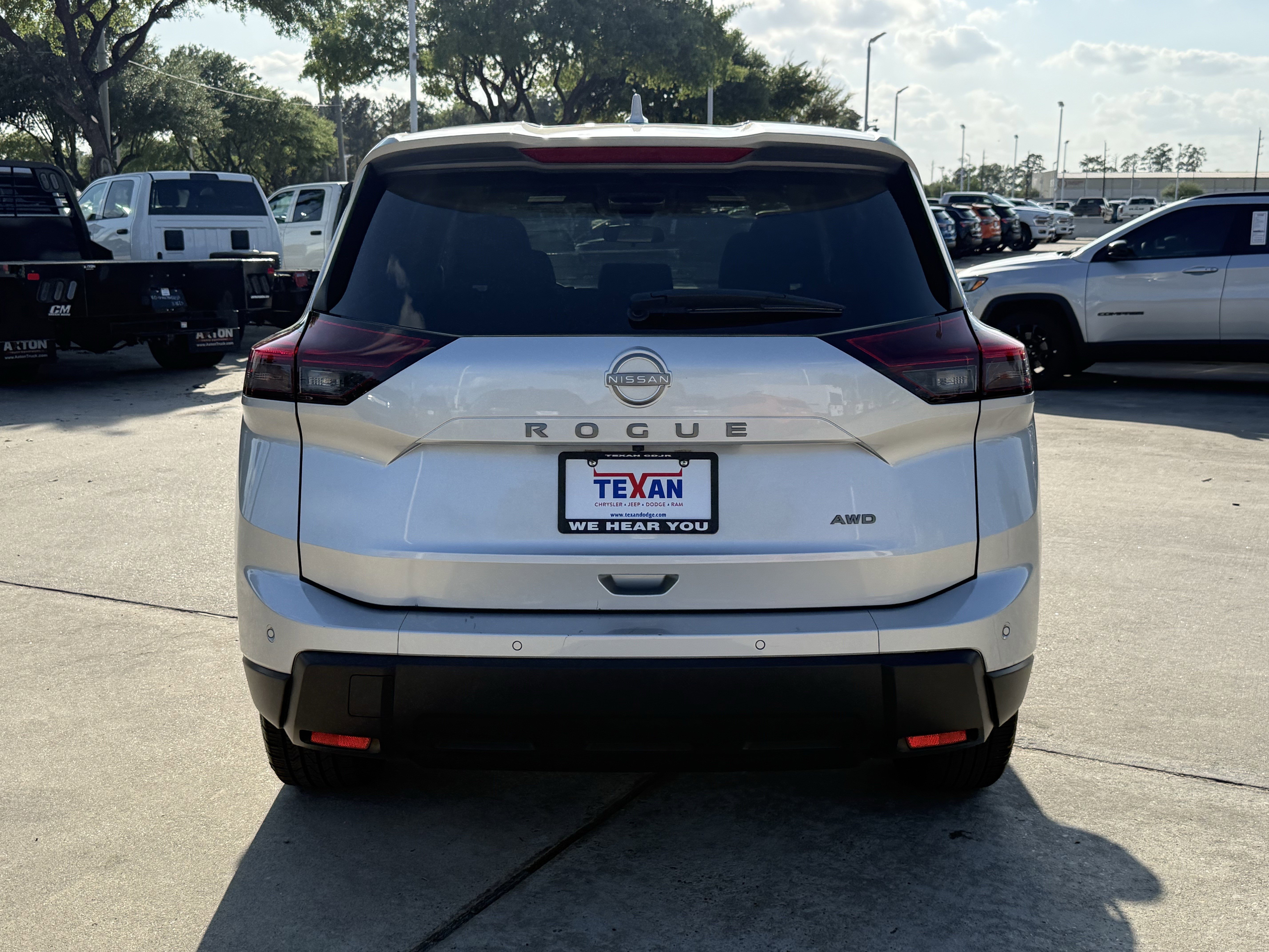 Used 2025 Nissan Rogue SV AWD/4WD image 6