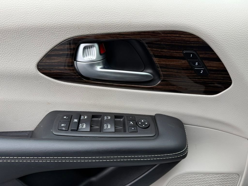 Used 2024 Chrysler Pacifica Limited image 17