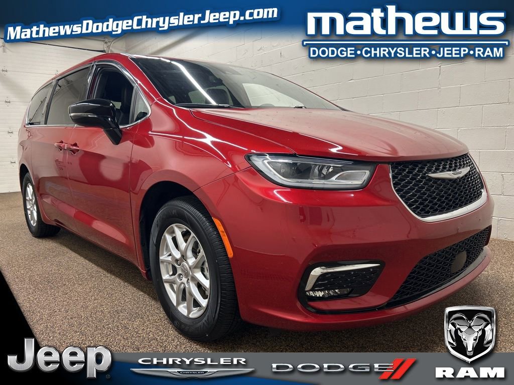 Used 2025 Chrysler Pacifica Select