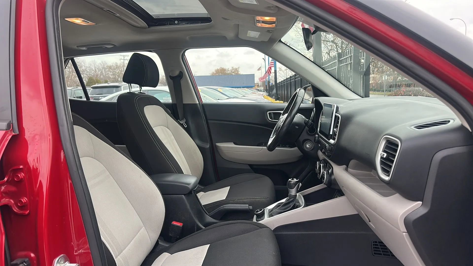 Used 2022 Hyundai Venue SEL image 15