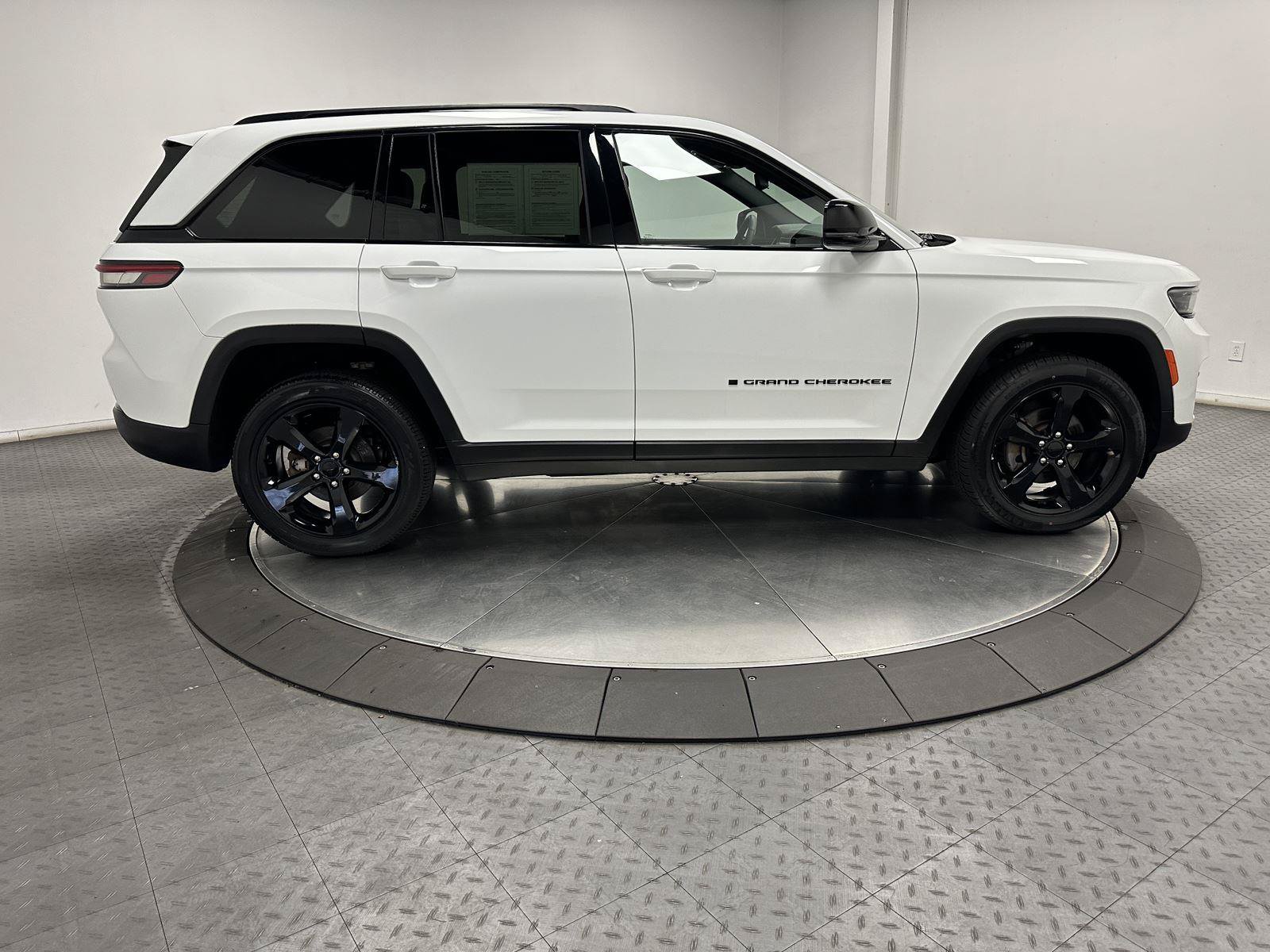 Used 2023 Jeep Grand Cherokee Altitude AWD/4WD image 15